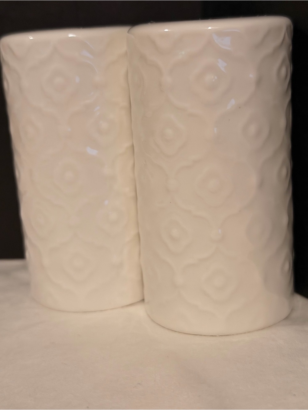 White Textured Ceramic salt and pepper shaker - Pair - Picture 2 of 4